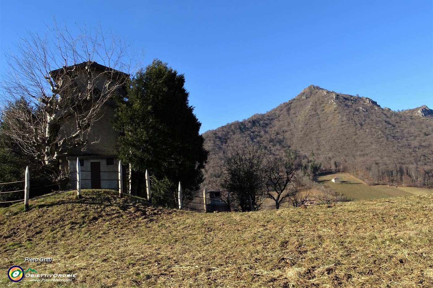 12 Monte Castello visto dal roccolo di Valpiana.JPG